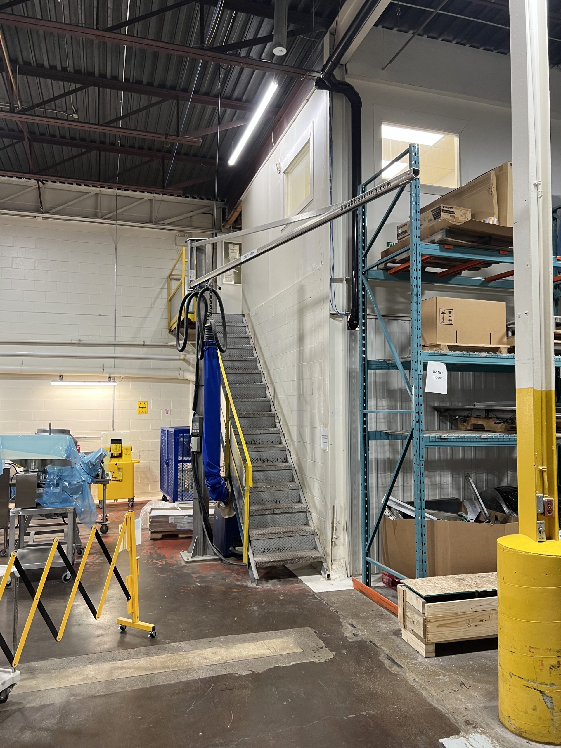 Multifunctional vacuum tube lifter installed